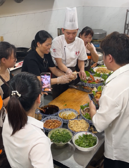煌旗卤肉卷培训教学现场