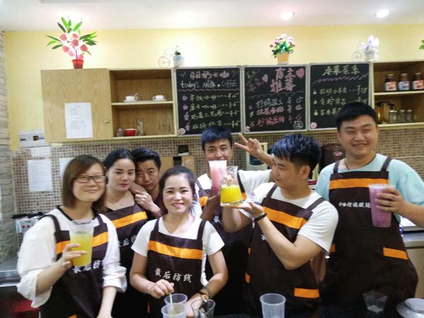 煌旗后防线奶茶加盟培训学员合影